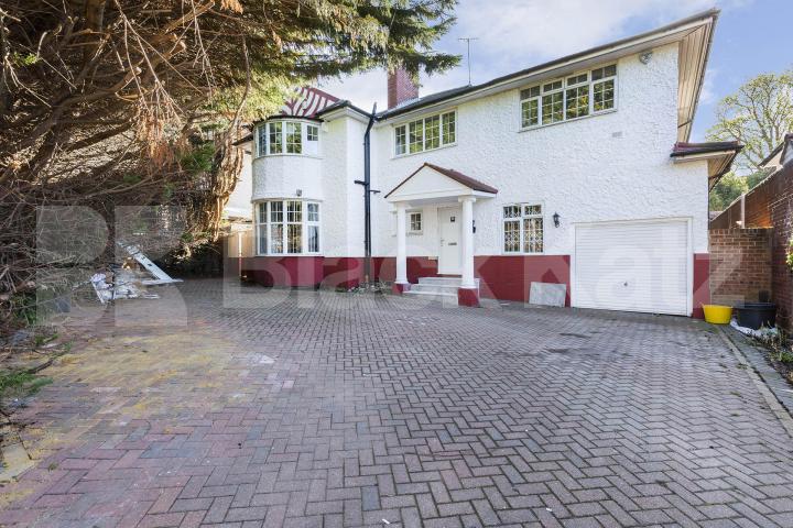 Very spacious six bed two reception rooms house with garden mins to tube Holden Road, North Finchley